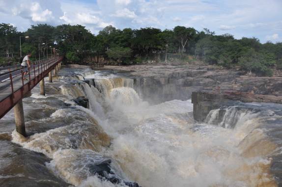 Observando a Cachoeira do Urubu de cima da passarela, entre os municípios de Batalha e Esperantina - PI